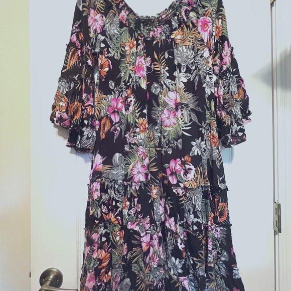 Millenium Black & Floral 3/4 Sleeve-Flowy-Off Shoulder or On-Mini-Size Medium - Picture 7 of 8